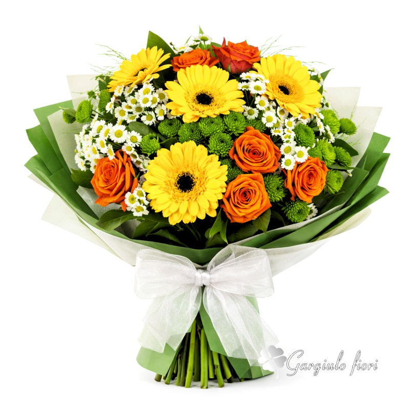 Bouquet di gerbere gialle, rose arancioni e margherite bianche su verde