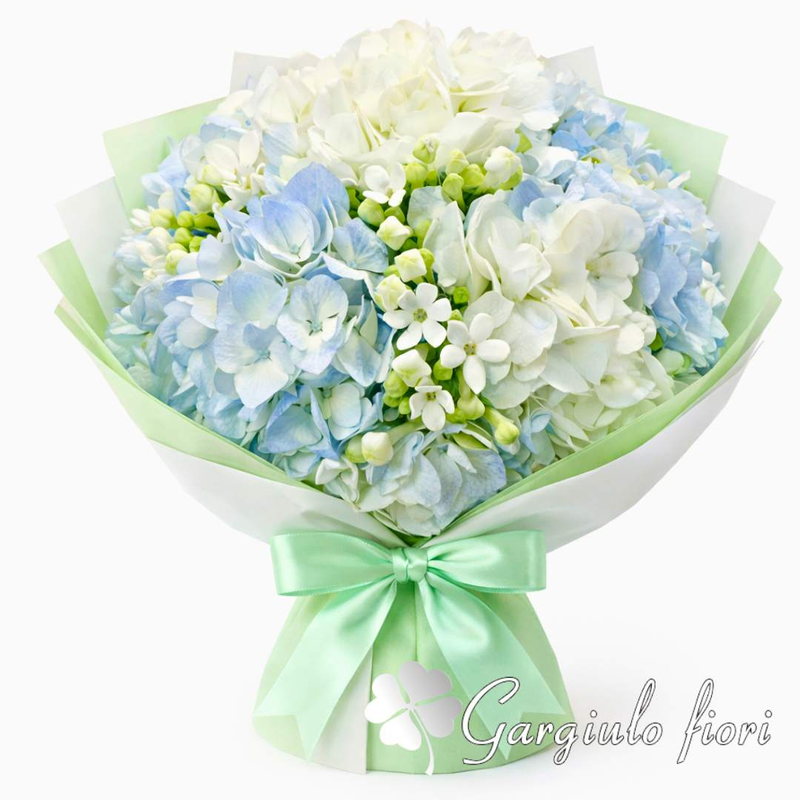 Bouquet di ortensie azzurre e bianche con matthiola e fiocco verde menta