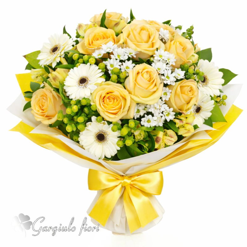 Bouquet di rose gialle, gerbere bianche e bacche verdi con nastro giallo