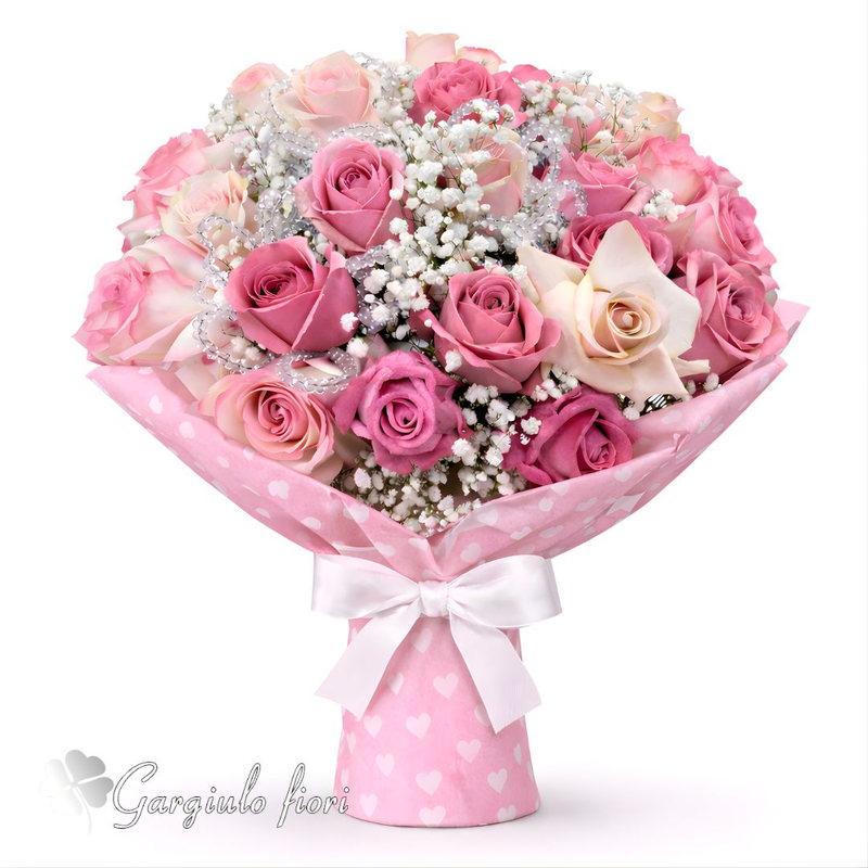 Bouquet di rose rosa e gypsophila con carta a cuori e fiocco bianco