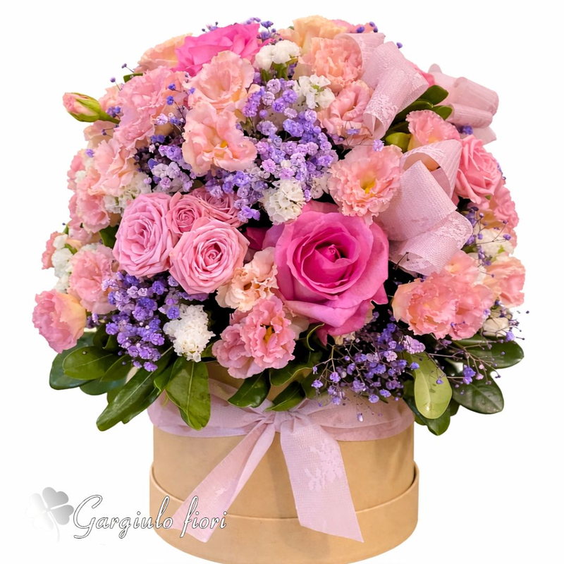 Box kraft con rose rosa, lisianthus e limonium lilla, flower box delicato