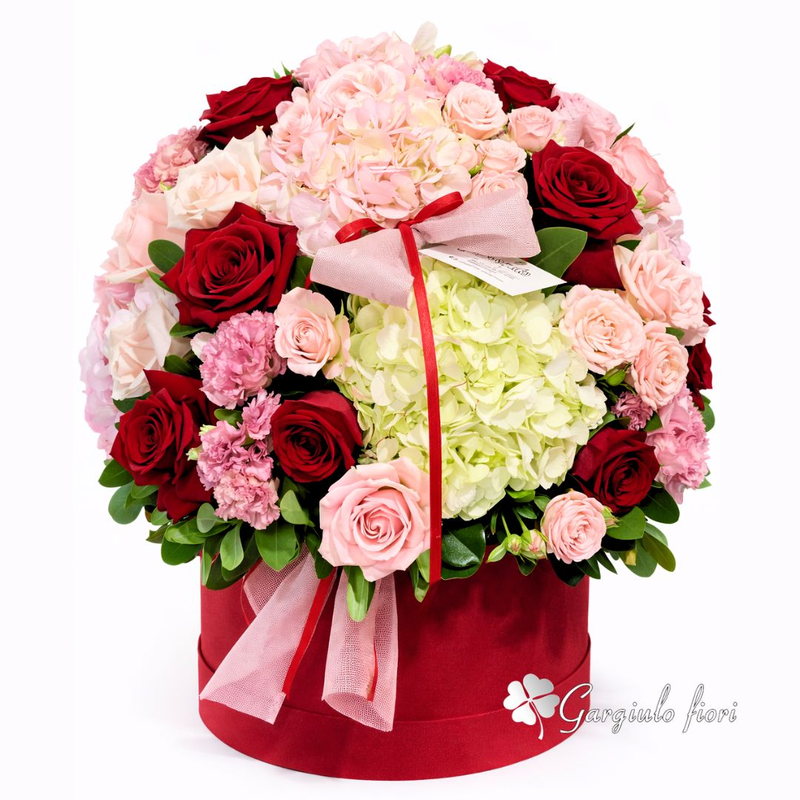 Box rosso con rose rosse, rose rosa e ortensie, composizione floreale di Napoli