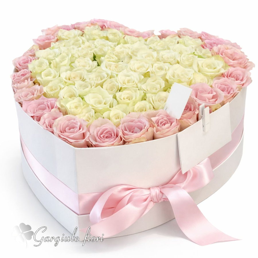 Box a forma di cuore con rose bianche e rosa e nastro in raso, consegna a Napoli