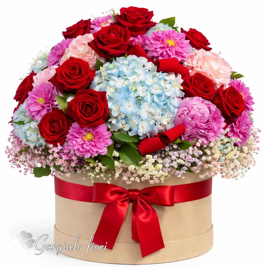 Box kraft con rose rosse, ortensia azzurra e dalie fucsia, box di fiori misti