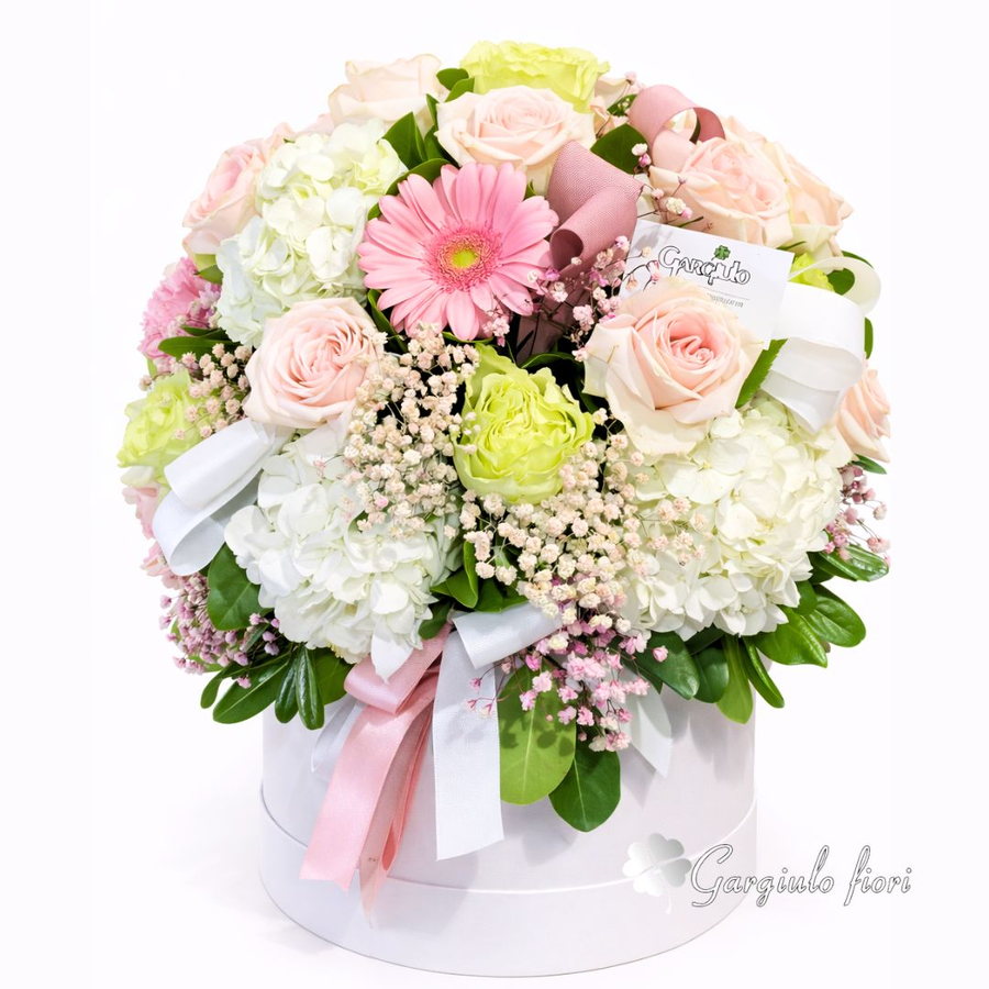 Box bianco con rose pastello, ortensie e gerbera rosa, flower box per Napoli