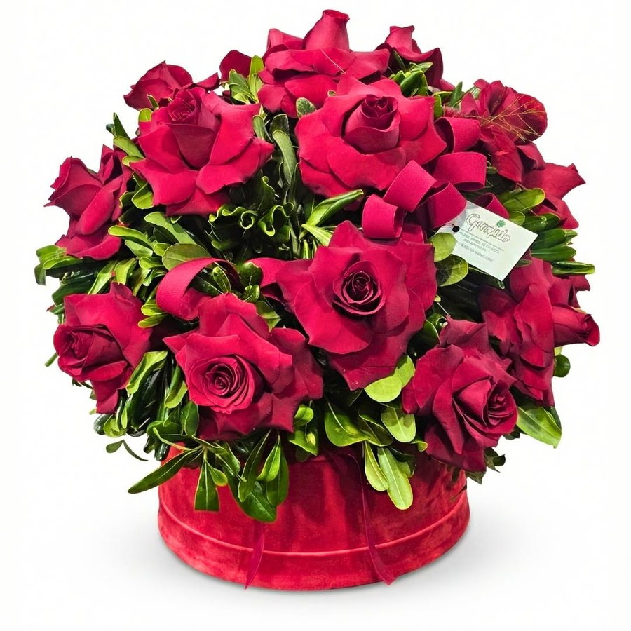 Box di rose rosse in scatola di velluto rosso, composizione realizzata a Napoli