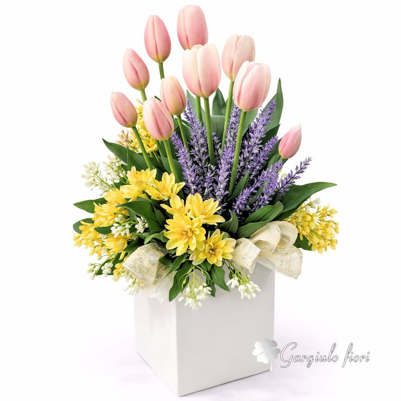 Composizione in vaso quadrato con tulipani rosa, lavanda e fiori gialli