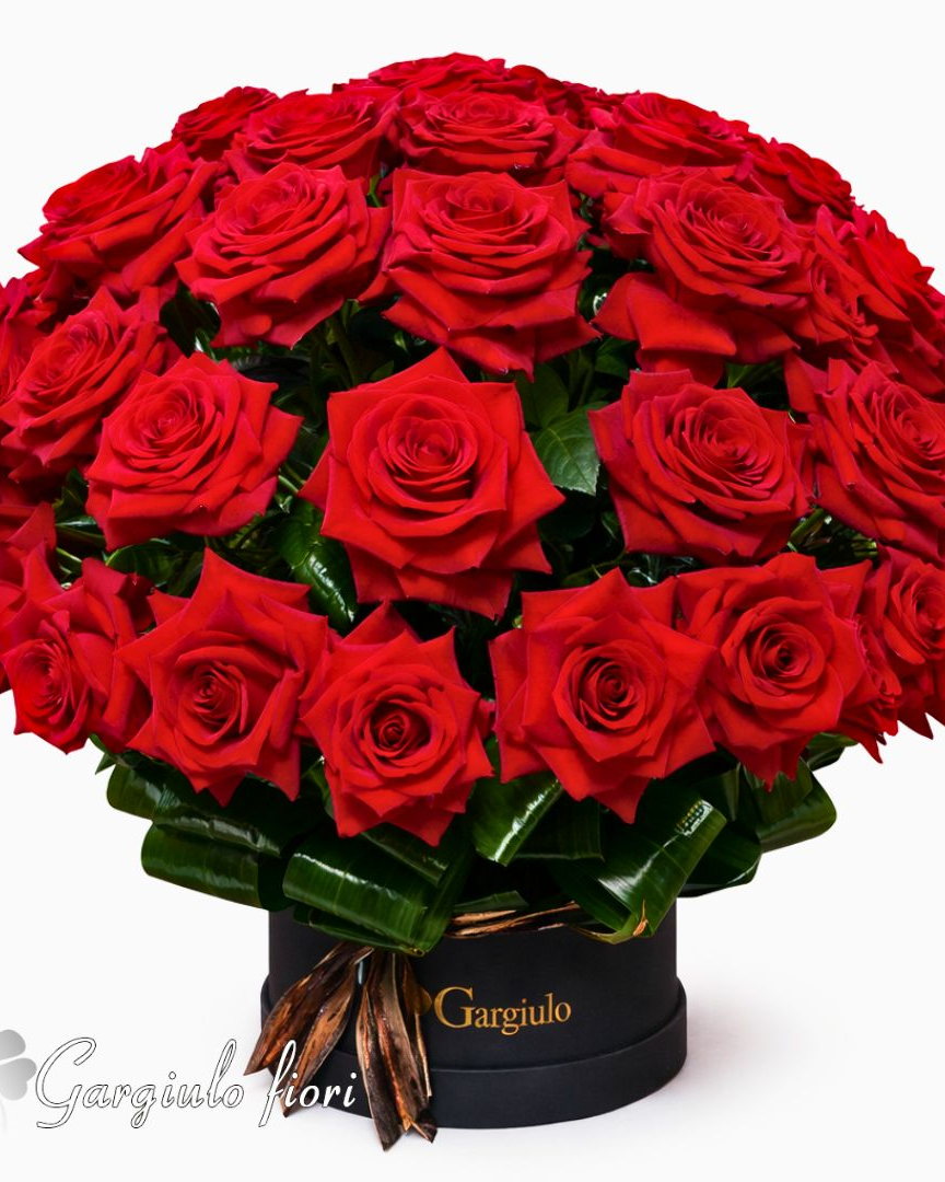 Box tondo nero colmo di rose rosse, il flower box più richiesto a Napoli